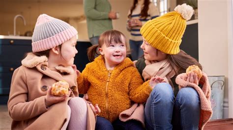 Rodina trávi čas doma v zime