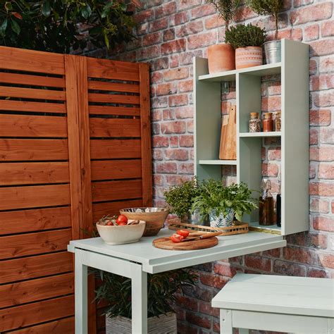 Obrázok dieťaťa kresliaceho na papier pripevnený na stene