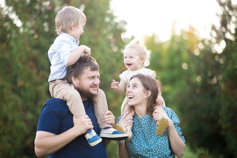 ilustračné foto dieťaťa a náhradného rodiča