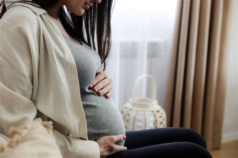 žena držiac bábätko