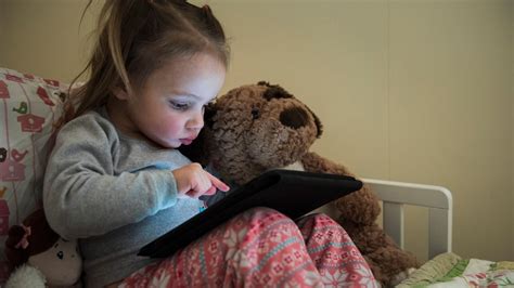 Deti sledujúce televíziu a tablet