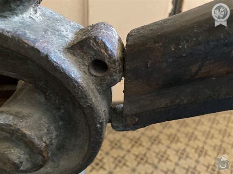 Detail zlatého prvku na kočíku