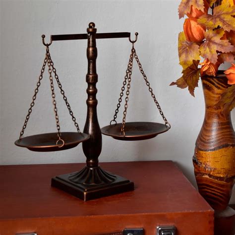 Ilustrácia súdnej miestnosti a symbolov spravodlivosti