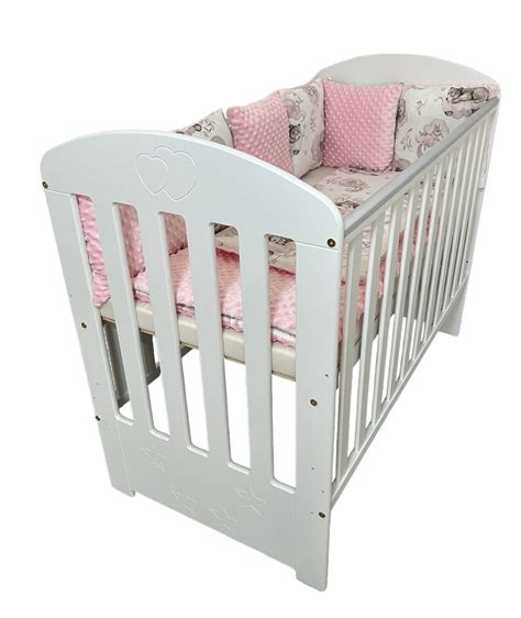 Detail postieľky s vyznačenými kolieskami a bočným vreckom