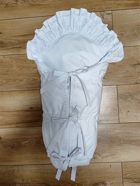 Biela šnurovacia zavinovačka s dieťaťom