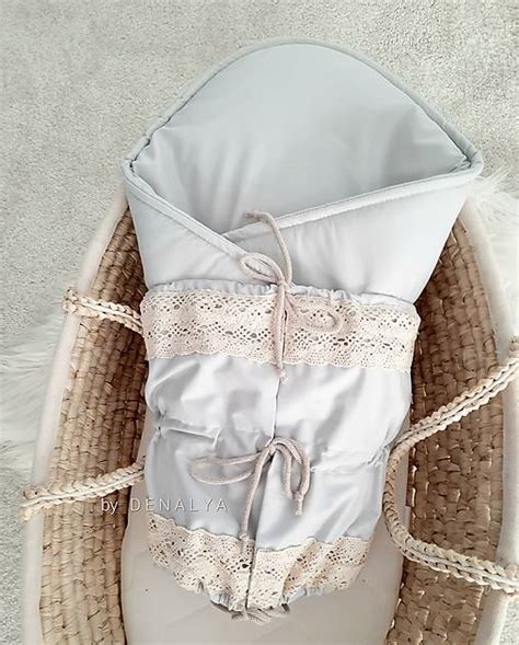 Detail bielej zavinovačky s jemným vzorom