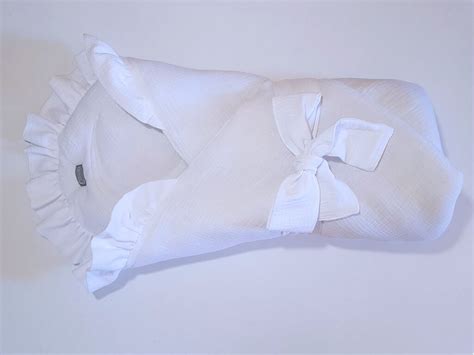 Biela šnurovacia zavinovačka: Komfort a bezpečie pre vaše bábätko