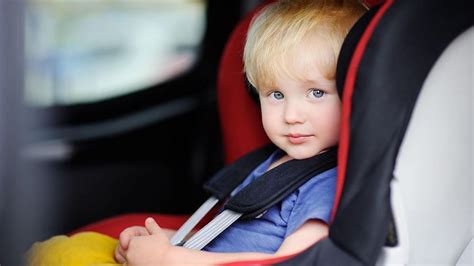 Porovnanie bezpečnosti autosedačiek v smere a proti smeru jazdy