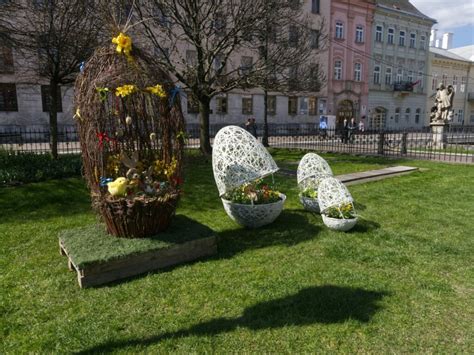 Veľkonočná výzdoba s brezovými konármi a vajíčkami