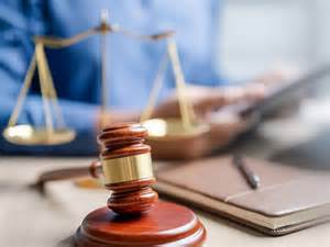 Ilustrácia tehotnej ženy oddychujúcej v tieni