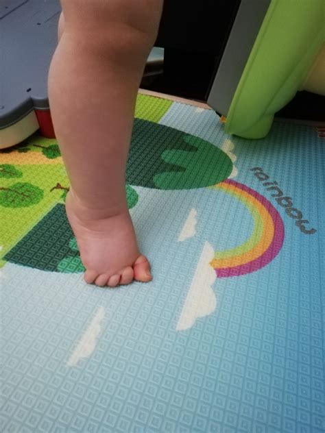 Dieťa štvornožkuje a stavia sa na nohy