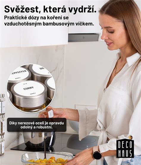 Dieťa vhadzuje gombíky do dózy