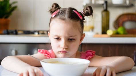 Dieťa odmieta jedlo na tanieri