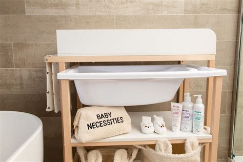 detskú kúpeľňu s vaničkou a hračkami