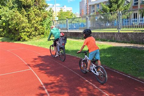 Deti na motokrosovej dráhe pri tréningu