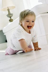 Dieťa na bruchu dvíha hlavu a opiera sa o ruky