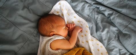 Bezpečnosť spánku bábätka: Poloha na brušku a syndróm náhleho úmrtia dojčiat