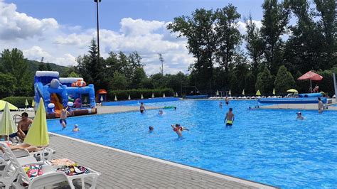 Kúpanie bábätiek v bazéne: Kedy začať a na čo si dať pozor