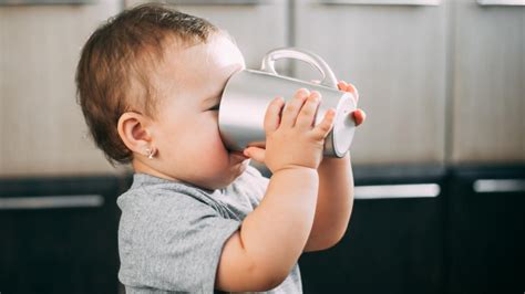 Ako naučiť 10-mesačné dieťa piť z pohára