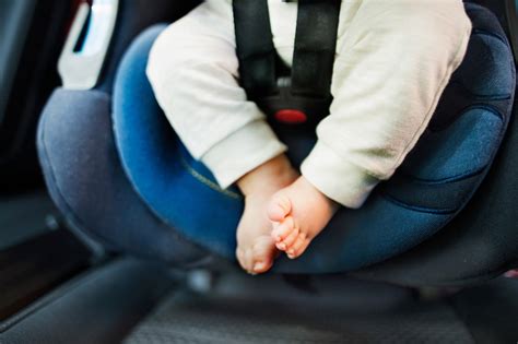 Dieťa v šikmom sede opierajúce sa o ruku