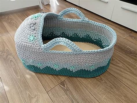 Háčkovaný košík pre bábätko