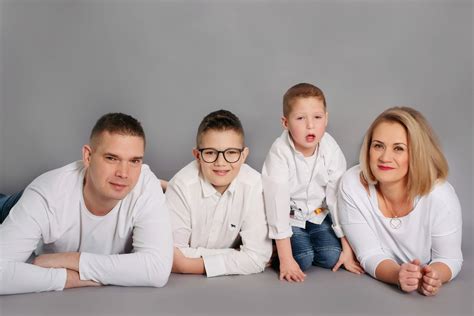 Rodina drží novorodeniatko