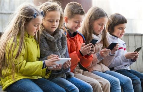 Deti používajúce mobilné telefóny