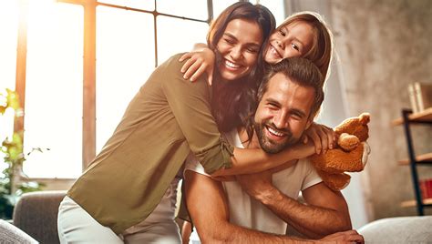 ilustrácia šťastnej rodiny s dvojičkami