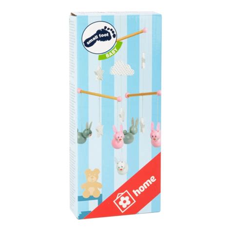 Farebné hračky na kolotoči nad postieľkou