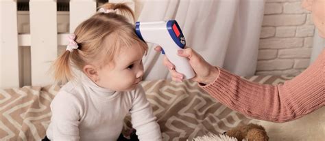 Teplota u dvojmesačného bábätka: Čo robiť a kedy navštíviť lekára