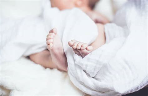 Ako ušiť bielu čiapku pre bábätko: Podrobný návod