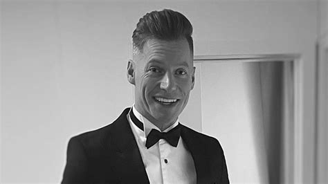 Ilustrácia rodiča utešujúceho dieťa po nočnej more