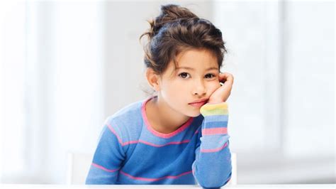 Ilustrácia dieťaťa, ktoré sa nudí pri učení