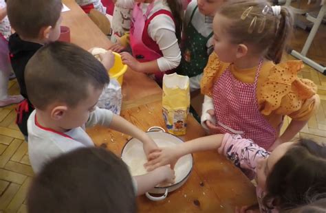 Ilustračná fotka detí pri spoločnom varení