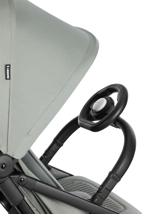 Detail rukoväte kočíka Easywalker Charley s integrovanými držiakmi na tašku