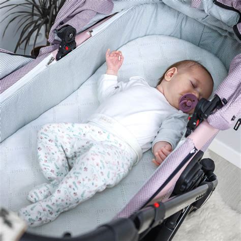 Interiér starého detského kočíka Liberta