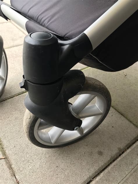 Schéma predných a zadných kolies detského invalidného kočíka s popiskami.