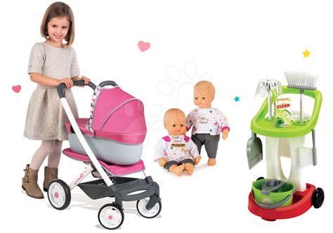 Dievčatko sa hrá s retro kočíkom pre bábiku