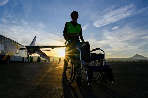 Ilustrácia dieťaťa na invalidnom vozíku v škole