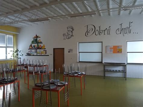 Školská jedáleň s deťmi