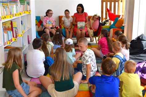 Deti si prezerajú knihy vo Vihorlatskej knižnici