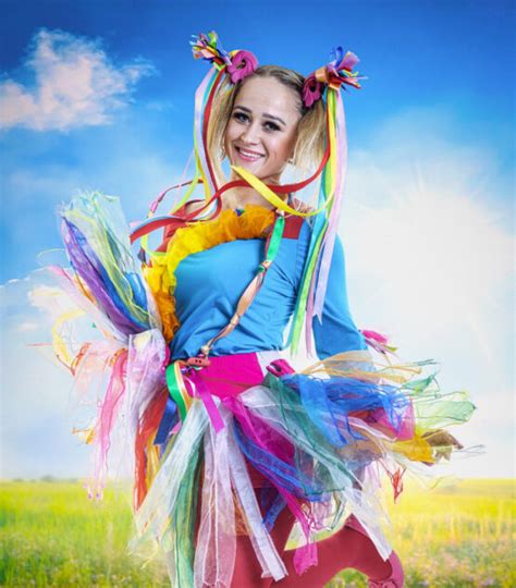 Speváčka Simsalala s deťmi na vianočnom koncerte