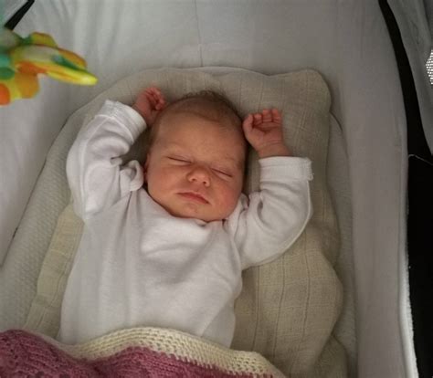 Ilustrácia bábätka s bolesťou bruška