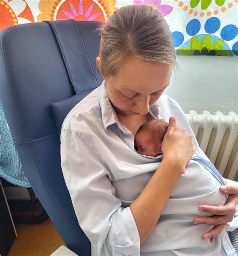 Matka s dieťaťom v kontakte koža na kožu (klokankovanie)