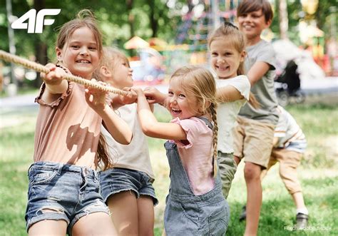 Ilustračná fotka detí, ktoré sa hrajú vonku v rôznych ročných obdobiach