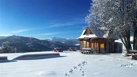 zimná krajina s námrazou na oknách