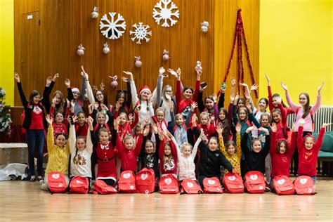 deti v jasličkách pri vianočnom stromčeku