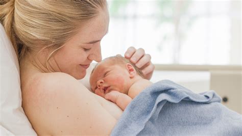 kontakt koža na kožu novorodenec