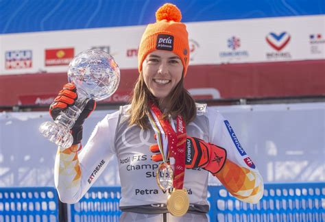 Petra Vlhová s trofejou