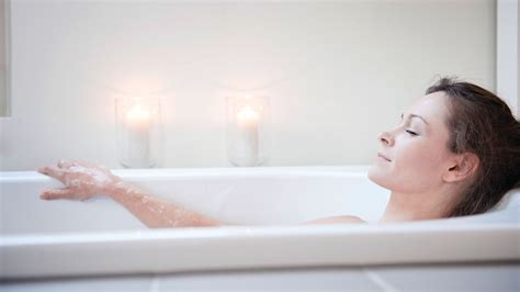 Žena relaxuje v teplej vani